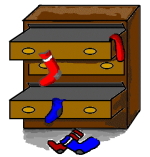 En kommode med to åpne skuffer og flere sokker som henger og et par sokker som ligger foran kommoden.